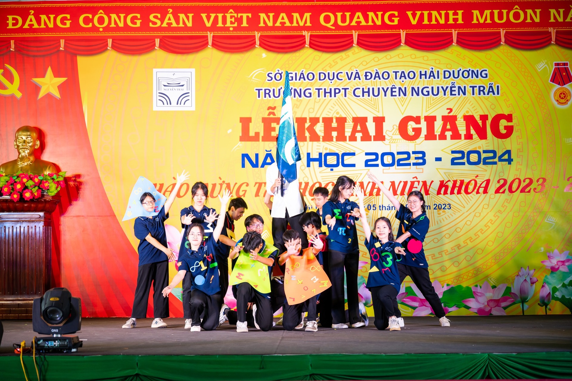 Nhấn để phóng to